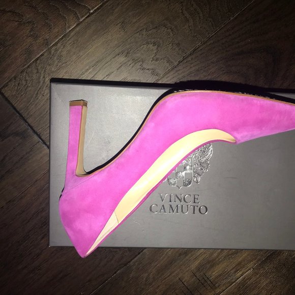 Vince Camuto Sariela Pointed Toe Pumps - Picture 8 of 10